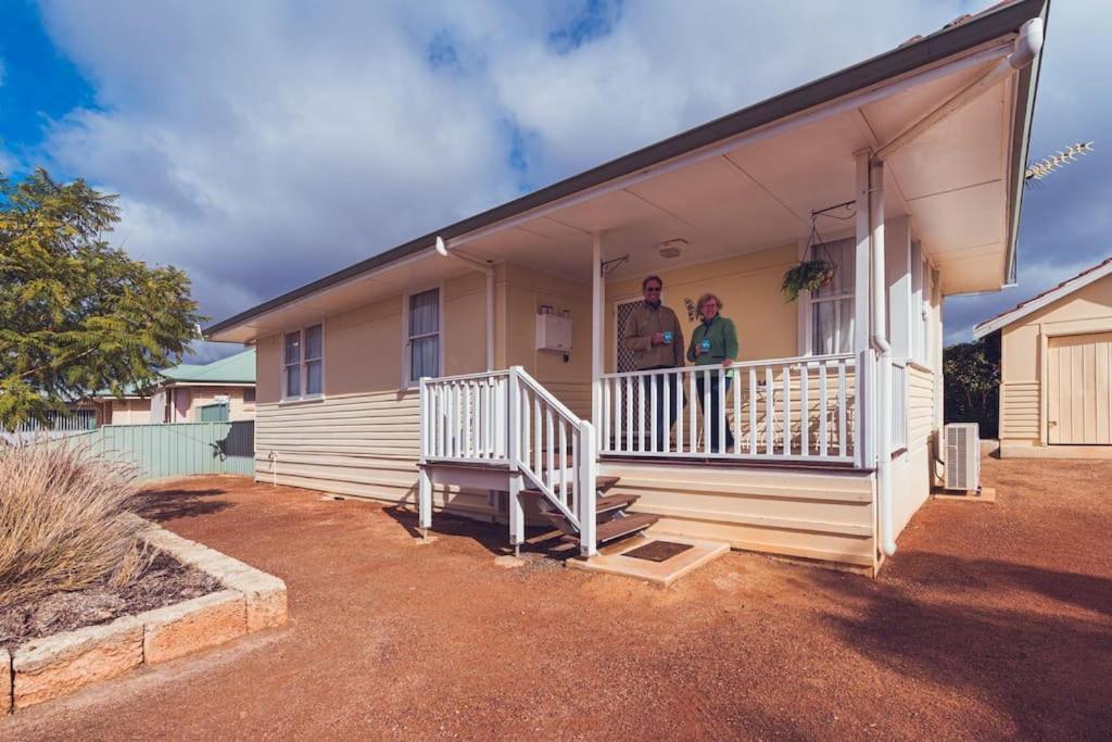 The Cottage - Wave Rock Short Stay Hyden Екстер'єр фото